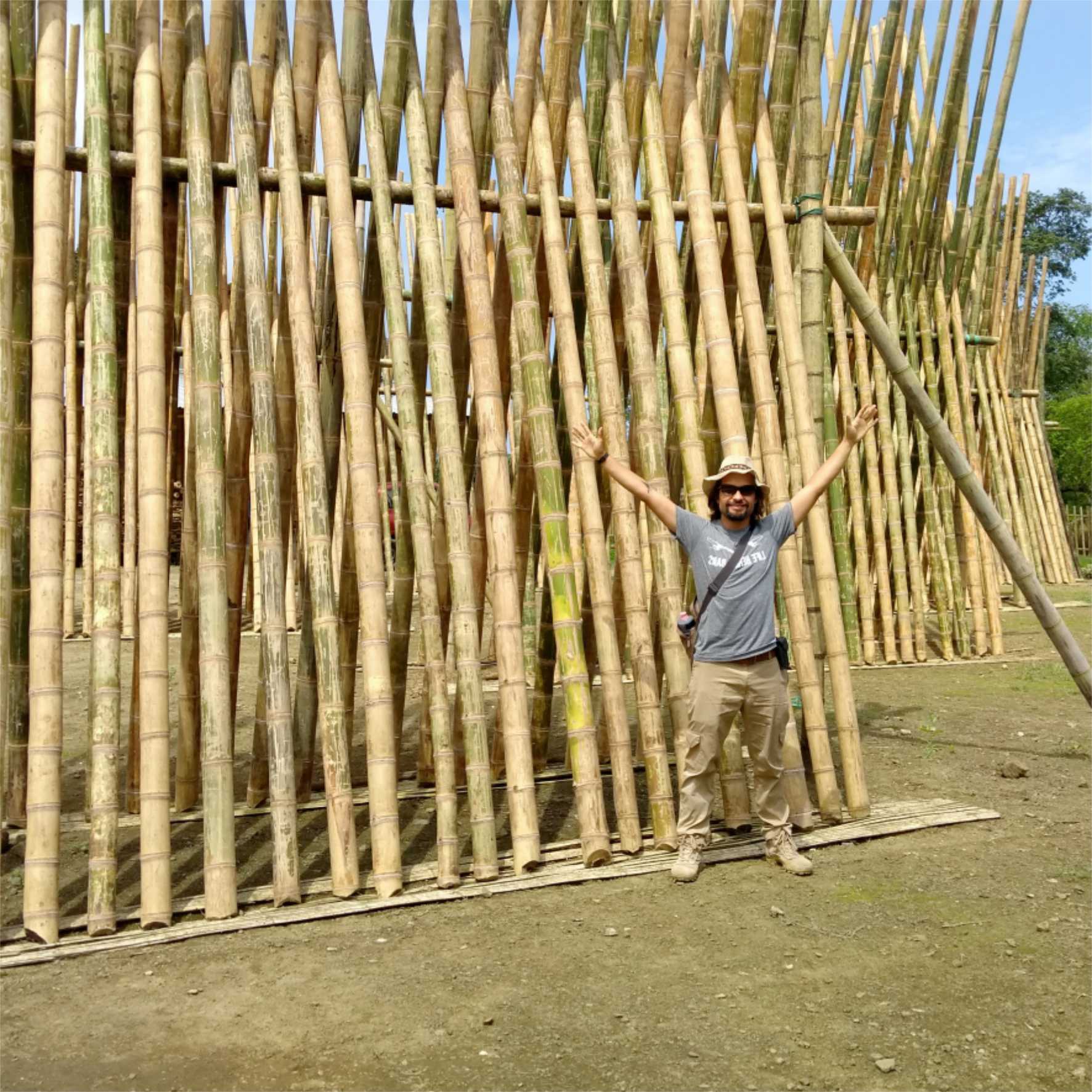 Arquitecto bioconstructor con guadua y tierra