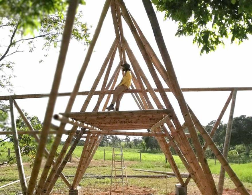 Arquitecto bioconstructor con guadua y tierra