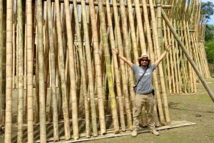 Arquitecto bioconstructor con guadua y tierra