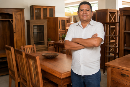 Rafael Enrique Julio Díaz- Maderas y muebles La Bendición de Dios